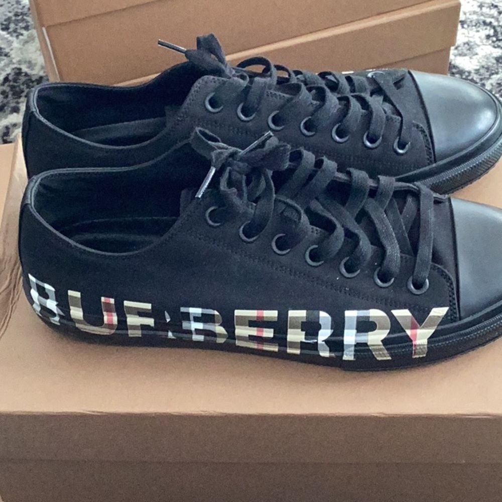 Burberry - Picture 3 of 3